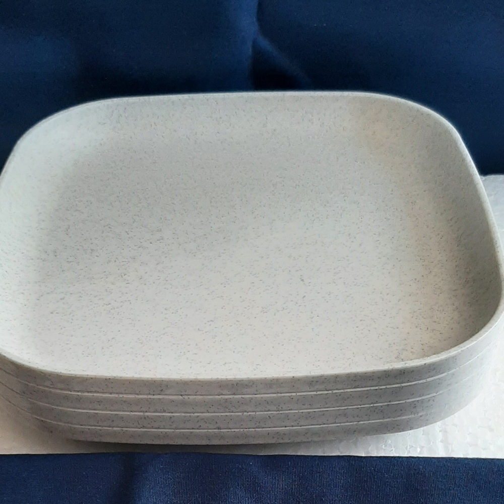 Tupperware Set of Square White Plates - Picture 11 of 12